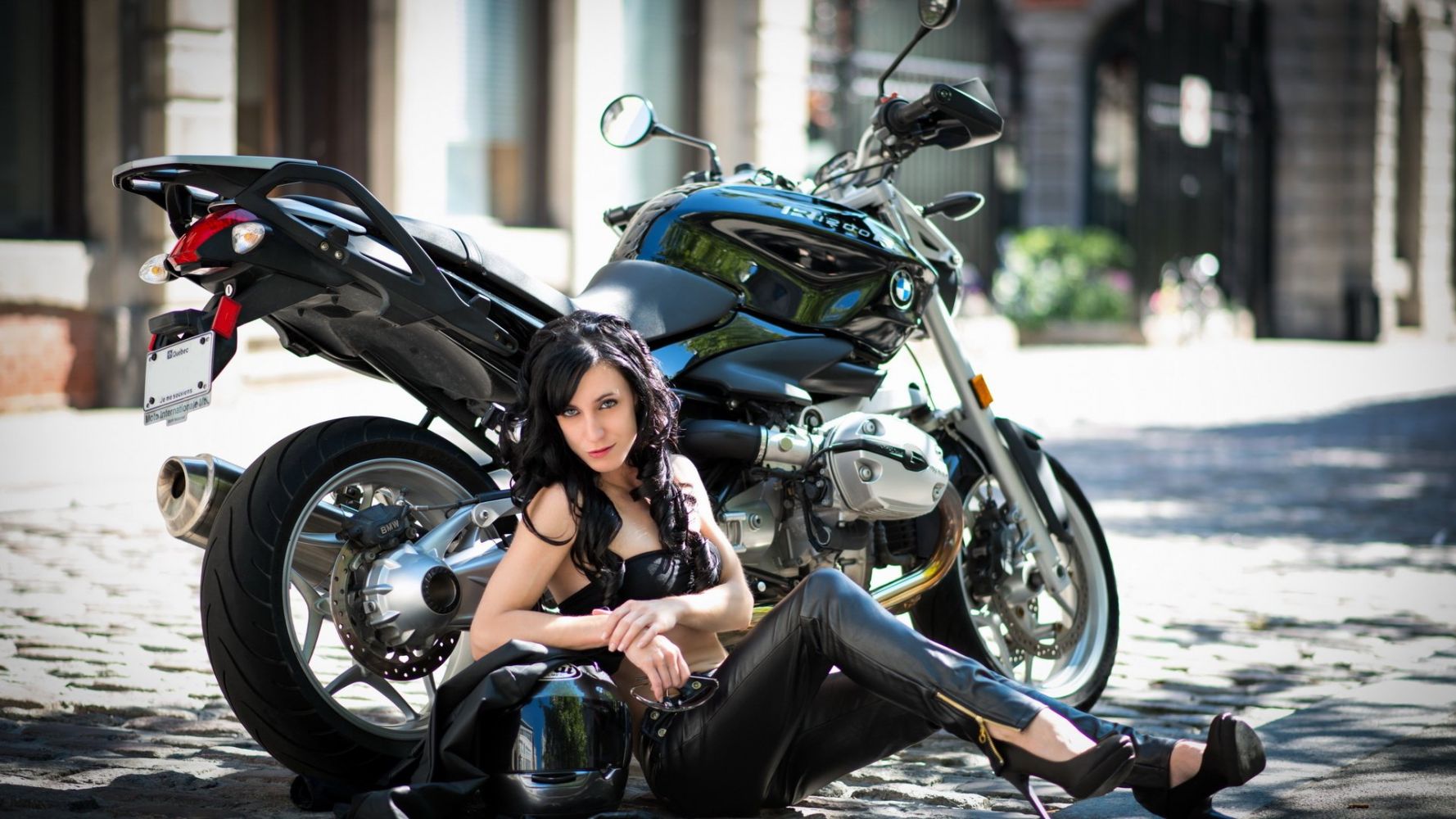 Fresh photos, fresh mood — European women on bikes online in Nanjing