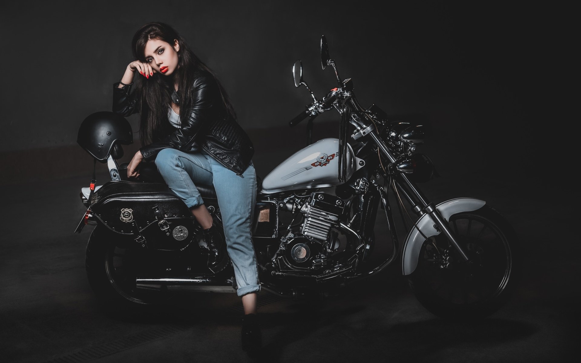 Biker girls: style and drive brings the glow — live moments in Nanjing